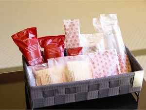 【もみじ】客室で心地よくお過ごしいただけるよう、滞在に必要なアメニティを取り揃えています。