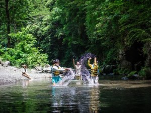 施設内にある渓流で水遊びをお楽しみいただけます。ライフジャケットの貸し出しもございます。