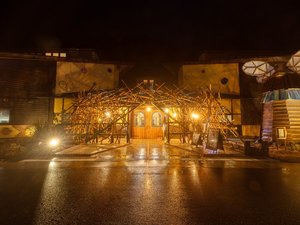 *【入口|外観/一例】夜はライトアップされ、幻想的な雰囲気を演出いたします。