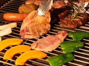 *【夕食|BBQ/一例】牛・豚・鶏肉・お野菜のボリューム満点メニュー!