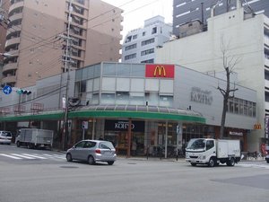 当館から徒歩すぐにあるスーパーマーケットです
