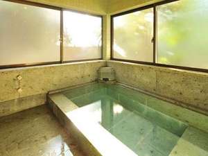 【離れきた岡】伊豆石を利用した浴槽に天然温泉。離れ全棟に備わっています。
