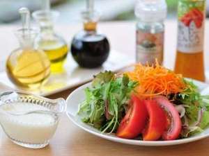 朝食サラダには、開業以来、変わらぬレシピで引き継がれる自慢のドレッシングでどうぞ。