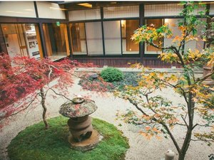 離れ 中庭 ※本館から畳続きでつながっています。