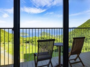 プライベートな空間で誰にも邪魔されることなく、海と島々の風景を楽しむ贅沢(スイートルーム)