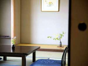 【和室】日常を離れて、ごゆっくりとお寛ぎくださいませ。