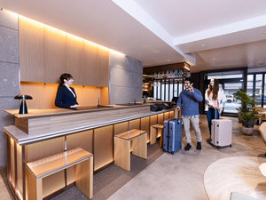 ■フロント|スタッフが笑顔でお出迎えいたします
