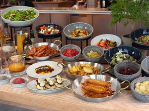 ■ご朝食|ハーフビュッフェでは、彩り豊かなデリやサラダ、温菜、スイーツをご用意