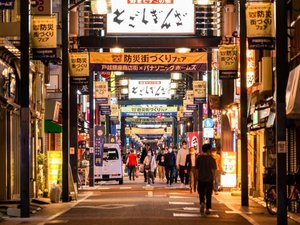 【当館から電車で25分】東京で最も長い商店街。活気ある街で食べ歩きを楽しめる「戸越銀座商店街」