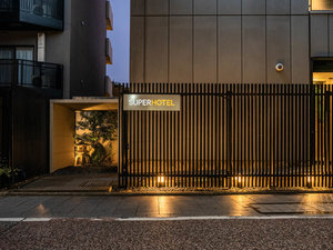 エントランスの灯りが街を照らします。皆様の「おかえり」を心よりお待ちしております