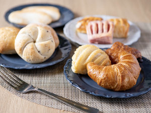 香り高いパンで至福の朝食を♪店舗で焼いた出来立てをお届けします