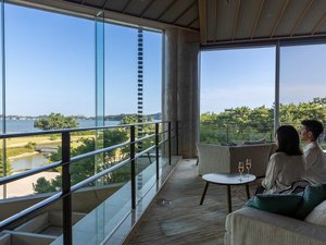 【海の見えるラウンジ】お好きなドリンク片手に、静かな海を眺めるのんびり時間