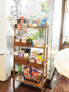 フロント販売品/夜食にカップラーメンの販売もあります。近隣歩いて5分圏内にコンビニ/スーパー等有