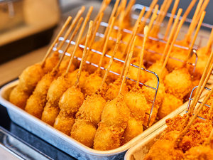 朝食ビュッフェ|豚ロースとうずら卵の串カツ。大阪名物「二度漬け禁止!」の大黒ソースでどうぞ。