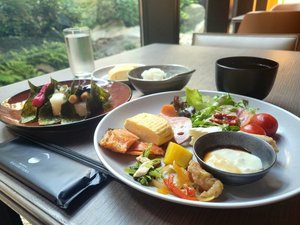 【ブッフェ】朝日が差し込むテーブルで、朝から元気の出る朝食はいかがでしょうか。