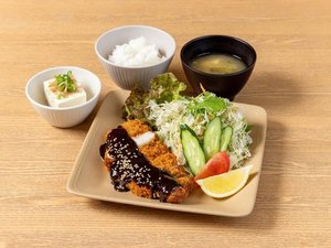 【夕食】香ばしく揚げたとんかつに味噌だれを合わせた、食べ応えのある味噌カツです。