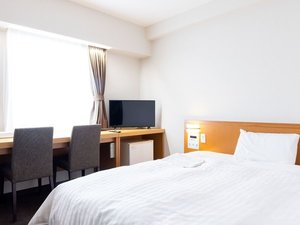 【クイーンベッド】広々としたクイーンベッドを備え、2名様でも快適にお休みいただける客室です。