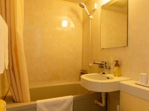 バスタブ付きのユニットバスを完備。観光や仕事で疲れた身体を、お部屋でゆっくりお楽しみください。
