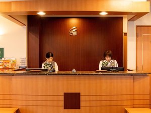 スタッフが丁寧にお迎えするフロント。 チェックインから始まる、安心で心地よい滞在をお届けします。