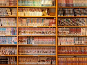 1階にて漫画や雑誌を多数取り揃えております。お部屋でゆっくりご覧ください。