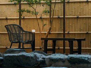 【露天風呂|涼みどころ】竹垣に守られた静かな空間で、湯上がりの余韻をゆるやかにお愉しみいただけます。