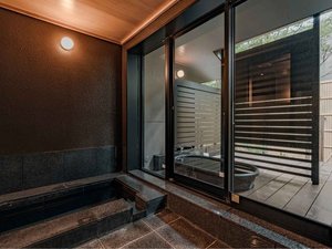 【絹|内風呂】内と外が美しく溶け合う、贅沢な湯浴みの設え。