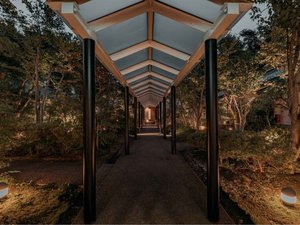 【中庭|回廊】各客室へは、緑に包まれた中庭の小径を通ってご案内いたします。