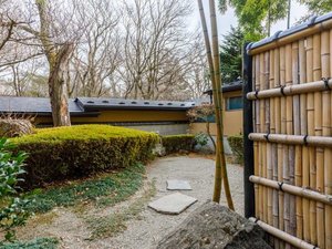 銅板屋根と竹林が美しいお庭