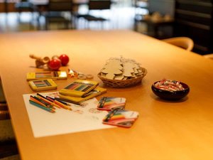 ロビー内には自然をテーマにしたクラフト体験ができる場を設けております