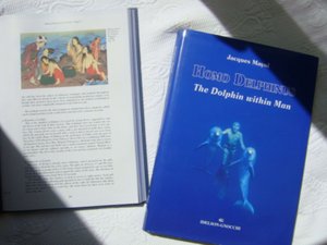 マイヨール氏の著書「HOMO DELPHINUS 」のp89に、旧名”GRAND BLEU INN”でのことが紹介されています。