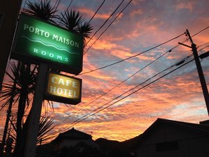夕暮れ時の看板