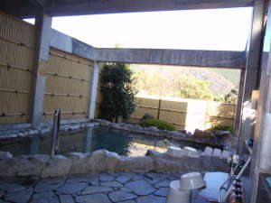 露天風呂(岩)自家源泉の単純泉がお楽しみいただけます