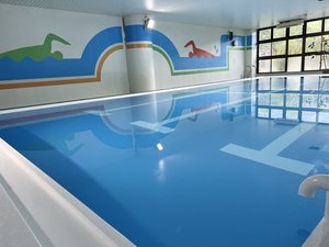 プール(冬季は温水プール)営業時間9:00〜19:00 長さ13m 幅7m・水深100p〜110p