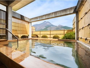 露天風呂(檜)自家源泉の単純泉がお楽しみいただけます