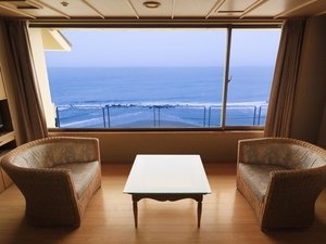 【新館・最上階】展望風呂付和洋室メゾネット〜広縁(1階部分)〜