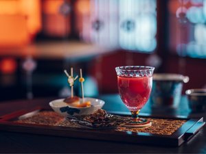 【べんがらラウンジ】夕食後に北陸ならではのお酒やおつまみをお楽しみいただけます。