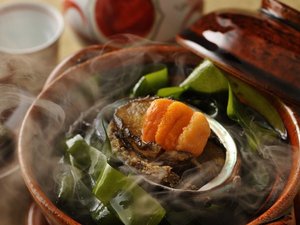 【北陸海宝会席】わかめで包んだとろける蒸し鮑と雲丹を堪能