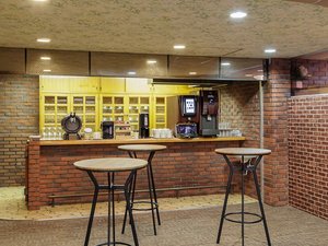 【ラウンジ】ワイン(赤・白)やソフトドリンクをお楽しみください。14:00〜21:45/翌8:30〜10:30