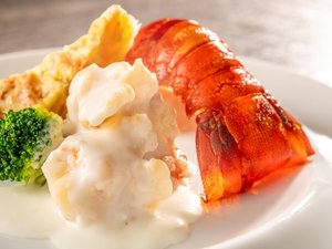 【特別会席】秋(2026年9月〜11月)魚介料理:ロブスターテールのソテー ヴァンブランソース