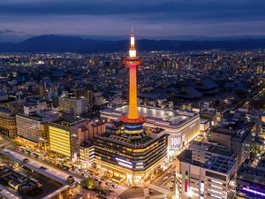 京都のランドマークの一つ「京都タワー」徒歩約5分