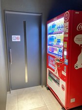 自動販売機(ソフトドリンクのみ)ロビーの奥にございます。