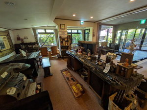 【館内】ラウンジ(宿主が選んだ調度品のこだわりが並ぶ)