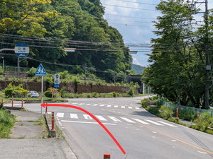【お車でお越しの方】この「嬬恋交番」のところを曲がってください(信号なし)