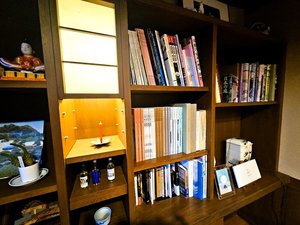 ラウンジには足立美術館の書籍も多数ご用意しております。