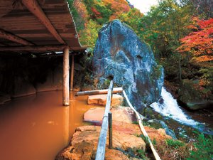 黄金色の巨石露天風呂　横谷温泉旅館の施設写真1