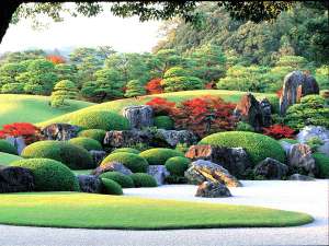 日本一の庭園 足立美術館へはお車で約30分です。入館券付きのプランも販売しています。