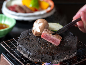 【パノラマイン山中湖】夕食|富士山にちなんだ溶岩プレートでお肉を焼いてお召し上がりいただきます