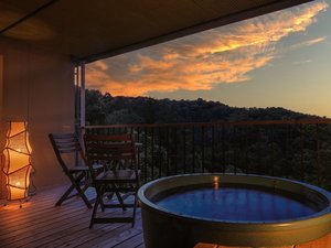 夕焼けに染まる空を眺めながら、陶器露天風呂で心ほどけるひとときを