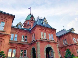 【赤れんが庁舎】明治21年建立のアメリカ風ネオ・バロック様式の歴史的建造物です。国の重要文化財です。