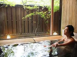 庭付き貸切半露天風呂『二人静』。抗菌作用のあるヒバ材を使っています。